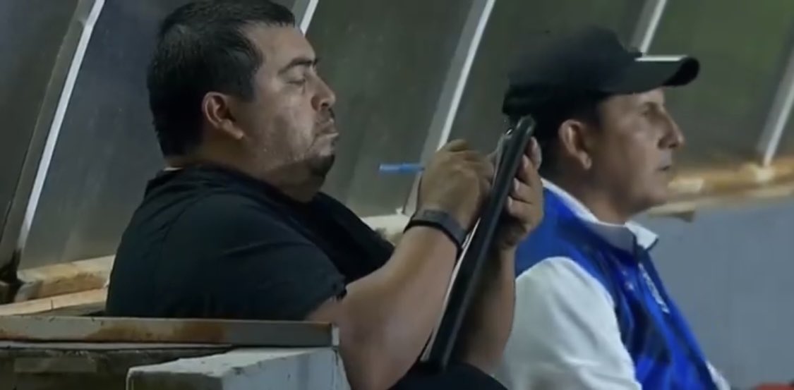 ProfeHeisenberg's tweet photo. El botellón analizando si va a Cerro o a la selección https://t.co/tyUHfz1GJn