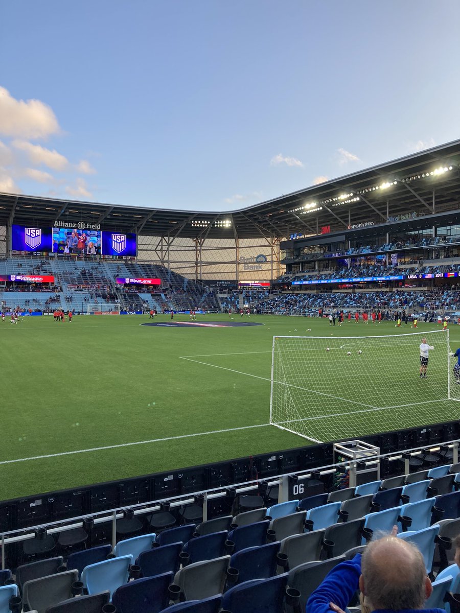 mnsusiek's tweet photo. #USMNT  60 degree temperature difference from the last game.  #nofrostbitetonight https://t.co/gEpiKwccba