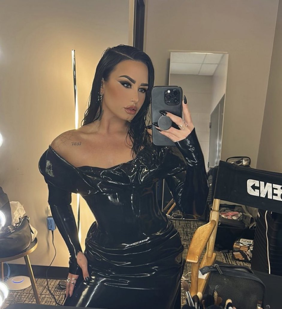 TESAOVATO's tweet photo. demi lovato não brinca quando o assunto é beleza https://t.co/LNHFcnLzpV