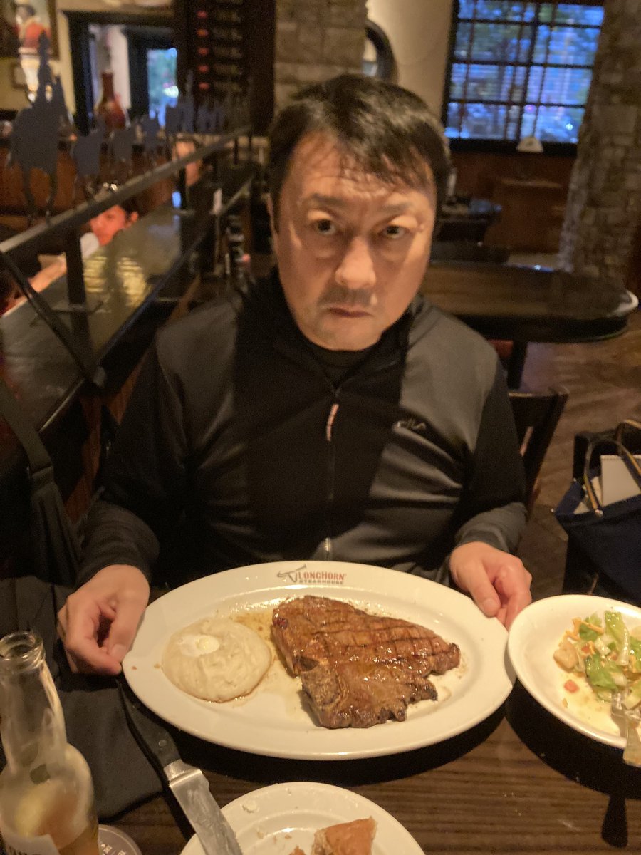 orenooudou's tweet photo. 初めて行った店ではその店のおすすめを注文するのが外食の基本なので・・・
Tボーンステーキを注文！
ステーキは鉄板でなく皿で食べるものだと言っていた馬場さんをあらためて理解・・・ https://t.co/A8CzF8lc2P