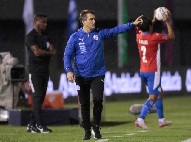 Benru79's tweet photo. Los números de Guillermo Barros Schelotto con la Albirroja

17 juegos (8 por Eliminatorias)
4 victorias (1)
4 empates (2)
9 derrotas (5)
16 puntos de 51 (5 de 24)
3⃣1⃣,3⃣7⃣ % de efectividad (2⃣0⃣,8⃣3⃣ %) https://t.co/KRNJECXH5M