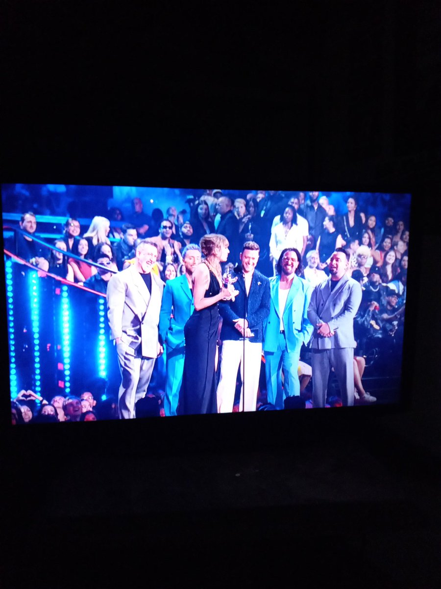 mikeybudge's tweet photo. This is definitely a priceless moment #VMAs2023 https://t.co/SR3T00Z7i3