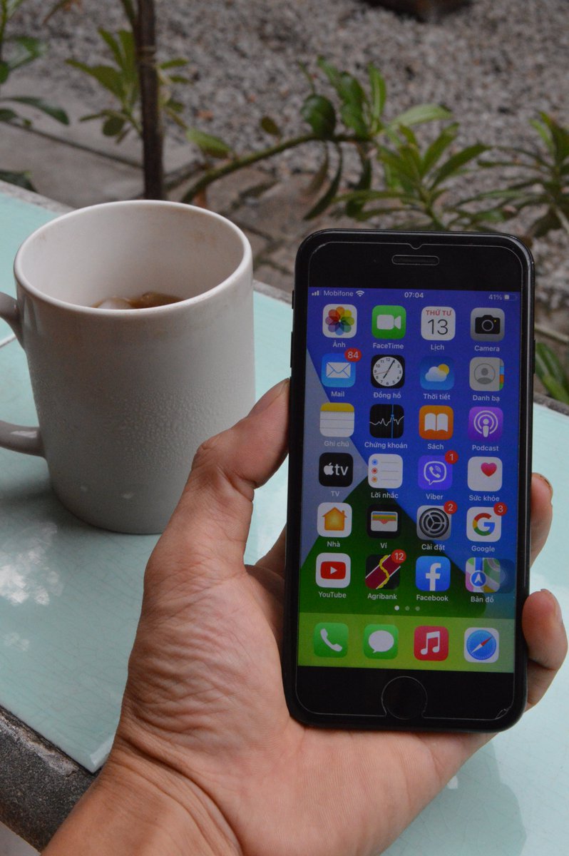 TuyenKing's tweet photo. Tối qua Apple ra mắt dòng điện thoại Iphone 15, còn em vẫn đang dùng cái điện thoại Iphone 7. https://t.co/9IGXNIqYhm