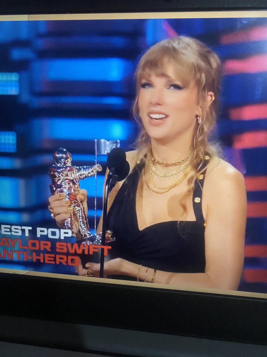 LaPuercaylor's tweet photo. Taylor dijo que tenía los muñecos de NSYNC y les agradeció por darle friendship bracelets 🥹 #VMA https://t.co/WpHo9riA6c