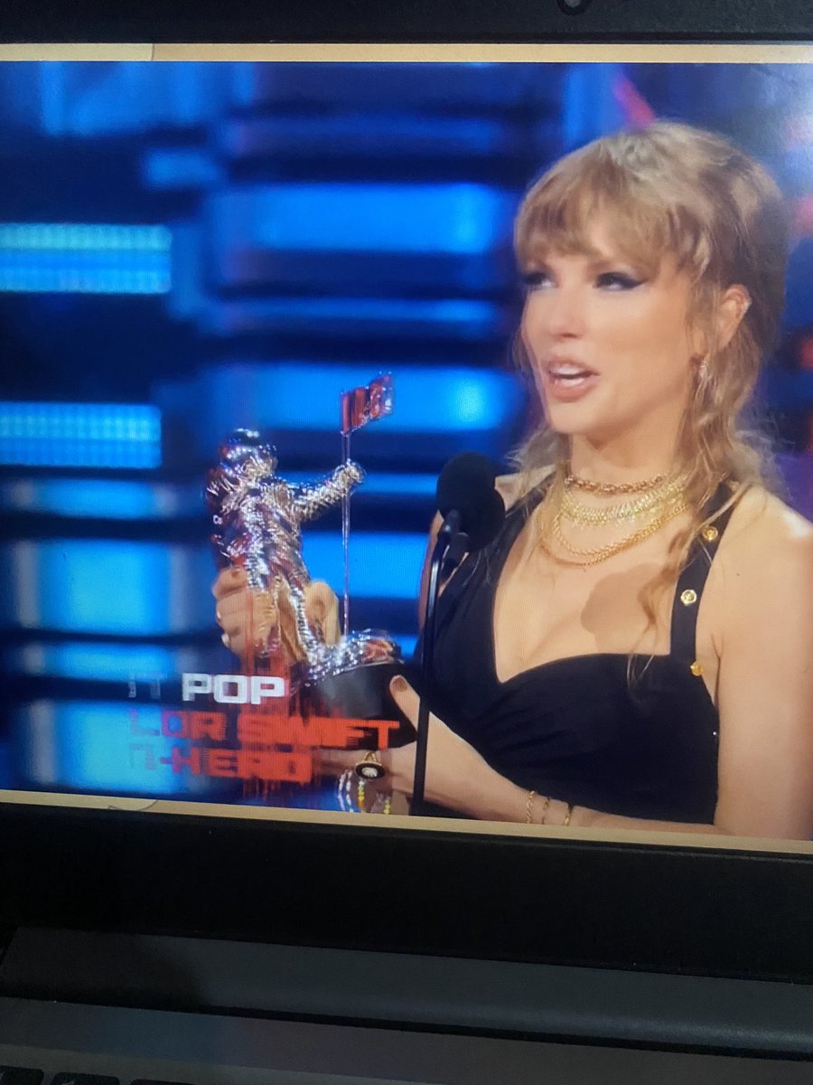 LaPuercaylor's tweet photo. Taylor dijo que tenía los muñecos de NSYNC y les agradeció por darle friendship bracelets 🥹 #VMA https://t.co/WpHo9riA6c