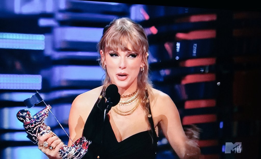 PopCrave's tweet photo. “I love making pop music. I love making pop music videos. I also loved making country. I love slinking around different genres. The only reason I’m allowed to do is because you the fans gave me the opportunity to do that.”

— Taylor Swift accepting Best Pop at the #VMAs https://t.co/IK0g6J2ELu