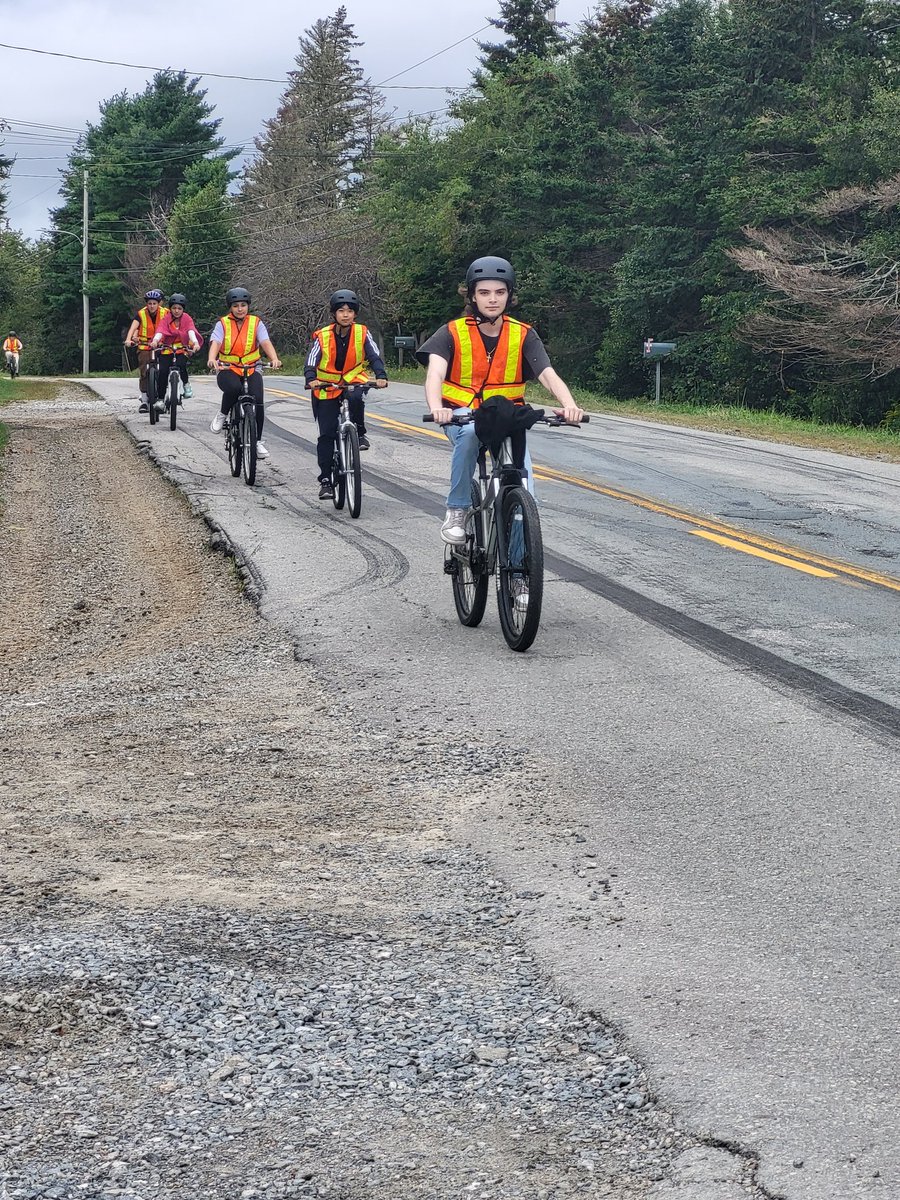 MrHollandBMHS's tweet photo. It was hot and humid this afternoon, but our PE 12 Leadership class still had a nice 5km ride along the Oak Park Road.
#BMHS #TCRCE #outdoored #biking https://t.co/xzS1O3MIiJ