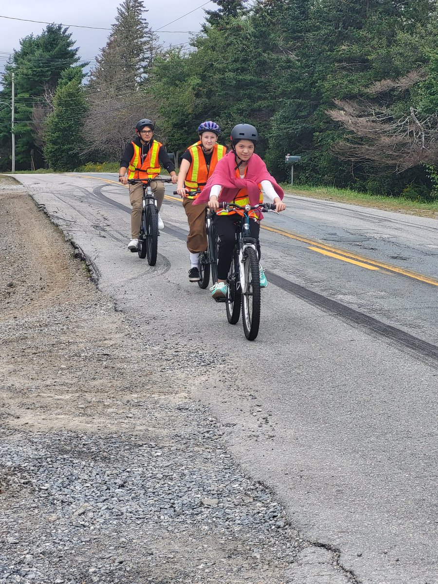 MrHollandBMHS's tweet photo. It was hot and humid this afternoon, but our PE 12 Leadership class still had a nice 5km ride along the Oak Park Road.
#BMHS #TCRCE #outdoored #biking https://t.co/xzS1O3MIiJ