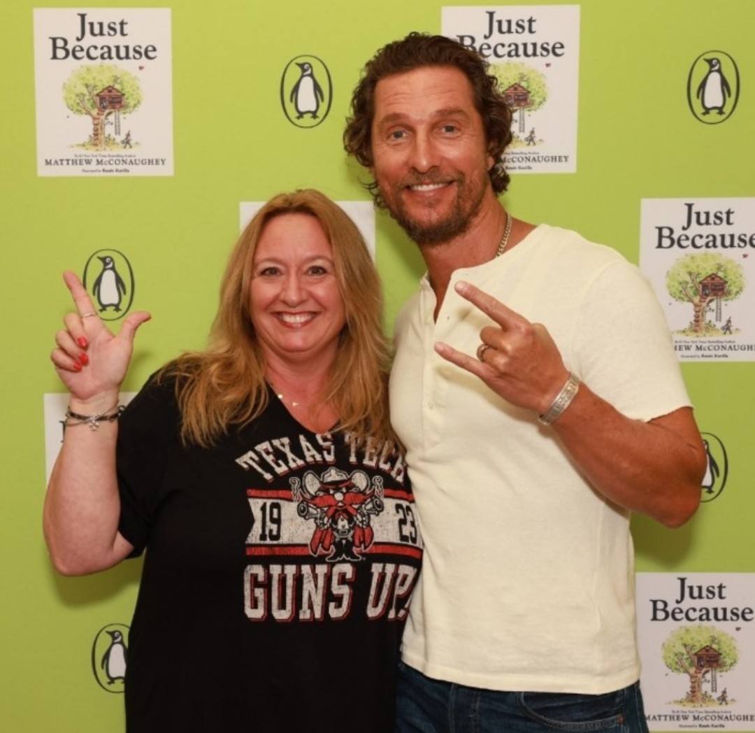 cmomlms's tweet photo. @McConaughey Guns up! Horns up! ;) https://t.co/GqCEkxfDku