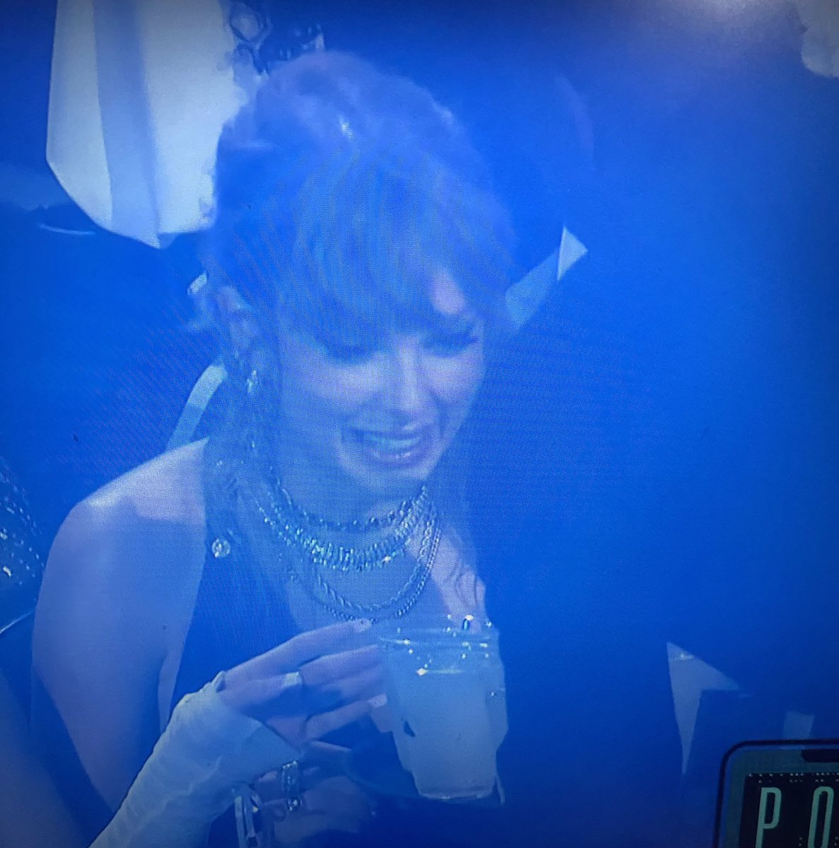 LaPuercaylor's tweet photo. LA REACCIÓN DE TAYLOR  CUANDO LE DAN ALCOHOL JSKDKSS #VMA https://t.co/ea5EC4AbOI