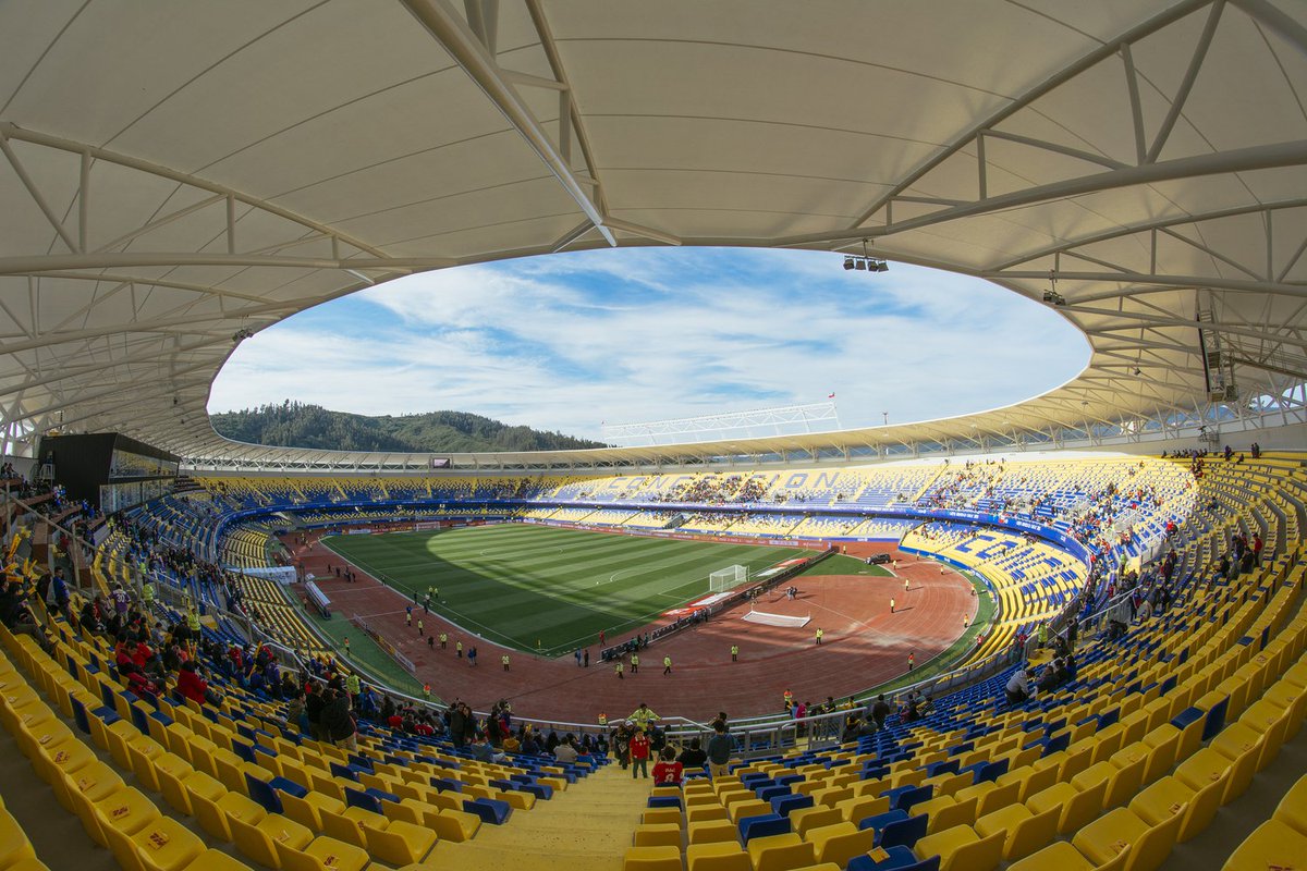Teniendo tremendo estadio en Concepción, les da con Santiago, que estupidez ! #vamoschile
