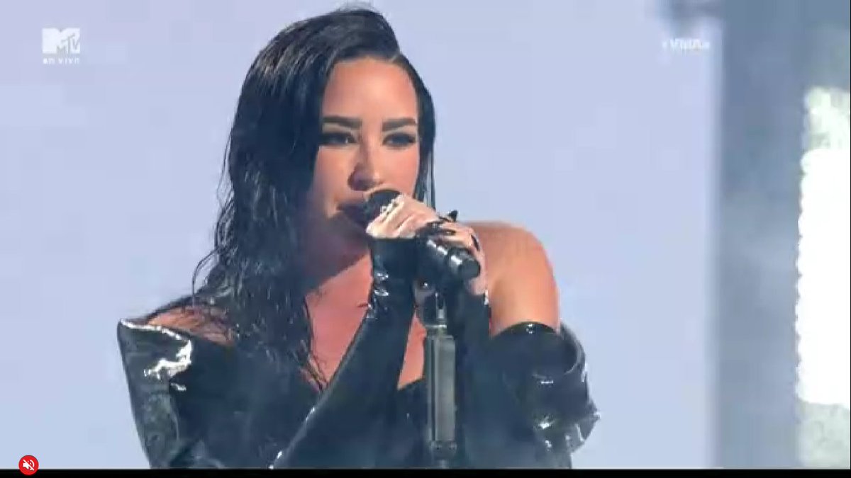 tracklist's tweet photo. DEMI LOVATO IMPECÁVEL! #VMA https://t.co/yRs4mQh2bW
