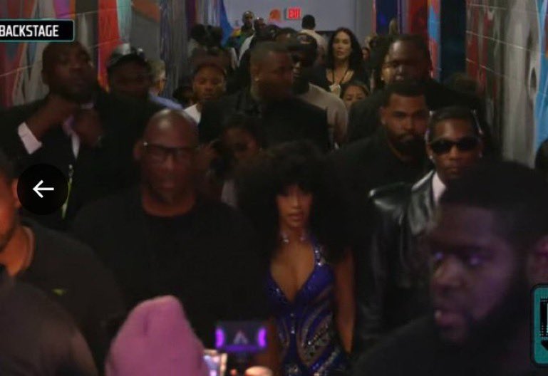 WriteARapSis's tweet photo. She so scared of Nicki Minaj she had to hire 7 extra security guards for backstage 😭😭😭 SCARED SPOOKED AND NERVOUS https://t.co/598zaLqrjs