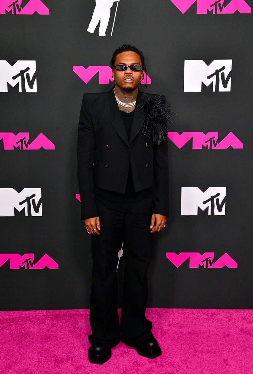 gunnafandom's tweet image. Gunna arrives at the @vmas pink carpet