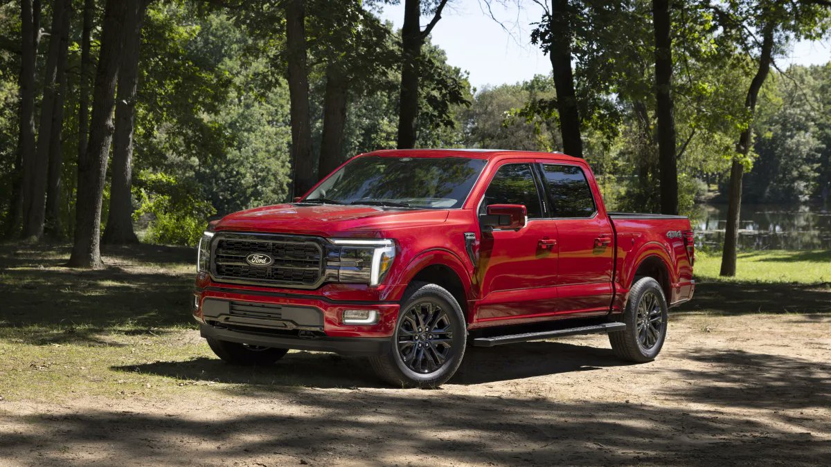 SawyerMerritt's tweet photo. NEWS: Ford has unveiled the refreshed 2024 F-150. Ford says with the new 7.2kWh onboard power "You can ever help a stranded Tesla driver power up their car on the side of the road."

• 12" main touchscreen now standard
• New looks
• Tailgate gets a tailgate
• New 12-inch digital instrument cluster
• Heads-up display
• Comes out next year

More info: https://t.co/qlTRZX8hev