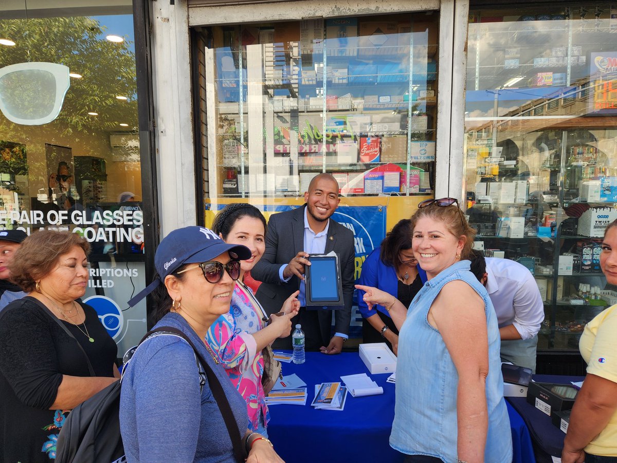 COSMOPOLITANTE3's tweet photo. Assemblyman Juan Ardila always helping our community. This time, giving free tablets, with free internet to our elderly members from our Sunnyside area https://t.co/gFOxN5oq1b