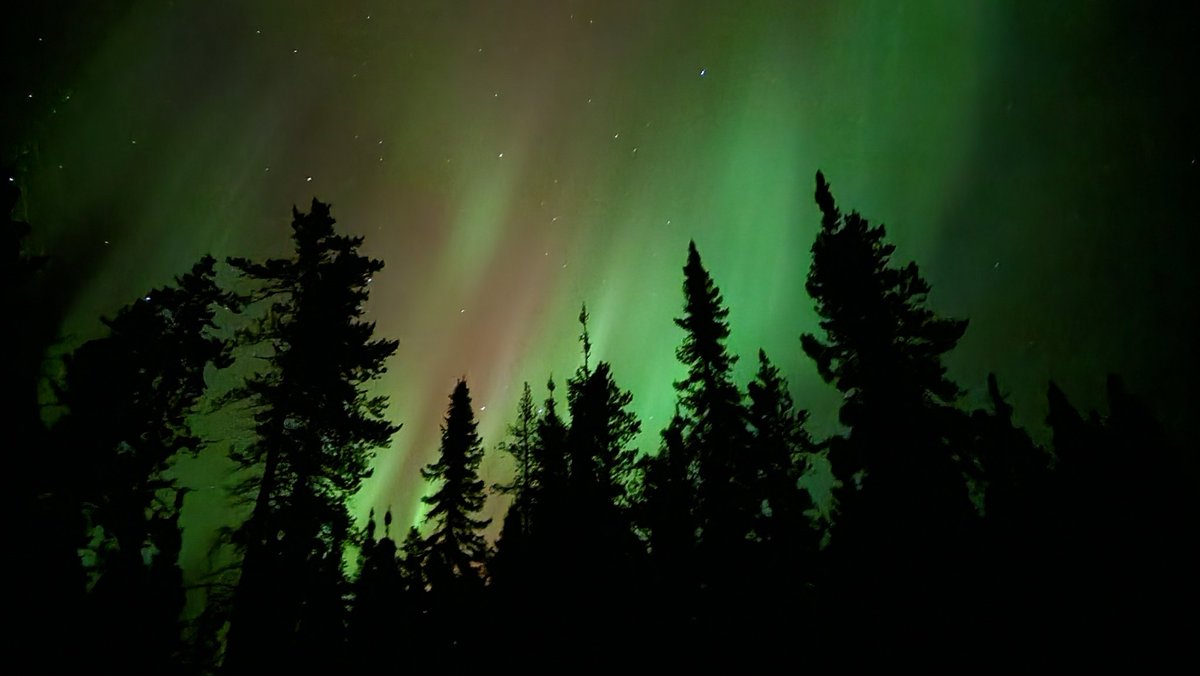storm32x's tweet photo. Me and Samuel got a beautiful greeting at Camp 🏕 

#northernlights #Auroraborealis #eeyouistchee #baiejames #camp https://t.co/VQlcqvdIaq