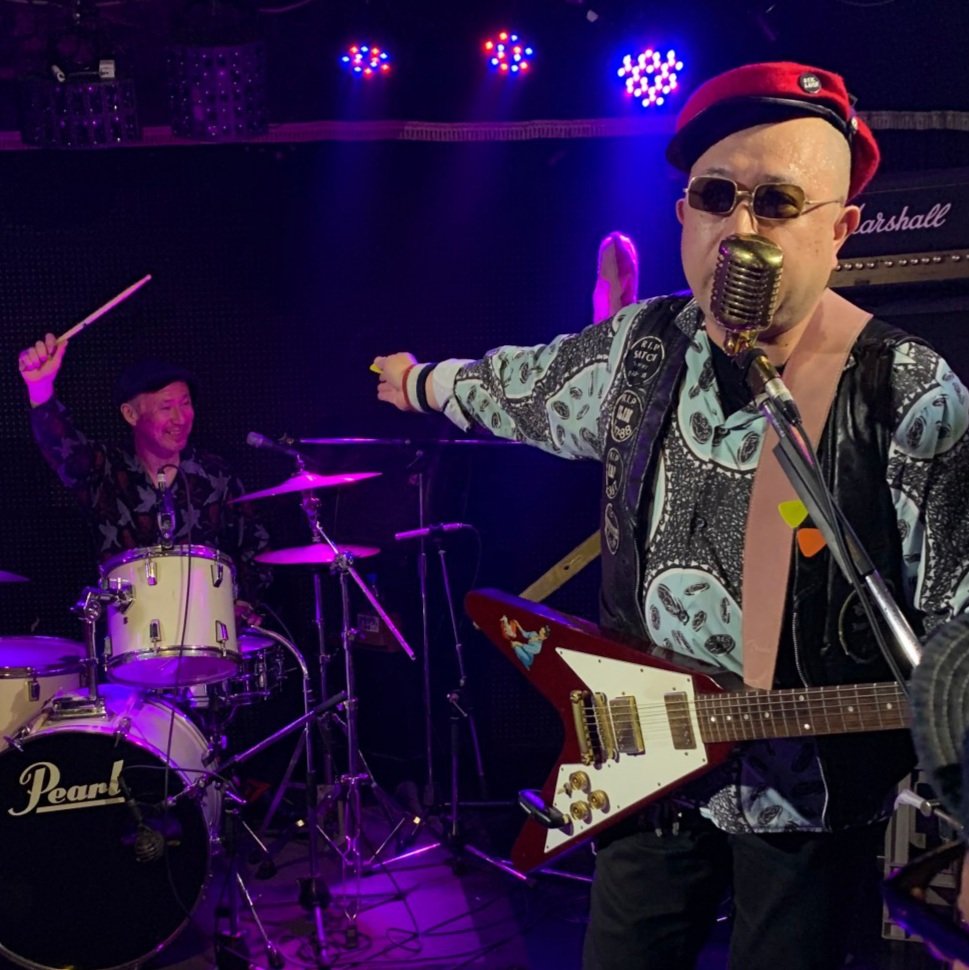 GIGOLO13_GENE's tweet photo. 【サイコビリー界の仮面舞踏会】

こと「ALIEN SLAP from NAGOYA」に出演。

ダディーズ事務所所属、我々GIGØLO13が「サイコビリー界の少年隊」の異名を持つ事は周知の事実。

写真はダディー太田氏からの長年に渡る性被害を涙ながらにステージ上から訴える「光ゲン・ザ・ジゴロック」氏。 https://t.co/eyyxmwvy5x