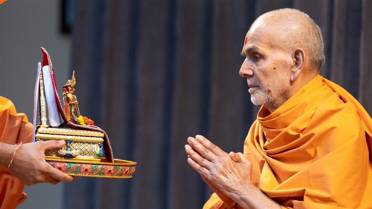 BAPS સંસ્થા ના વડા અને ભગવાન સ્વામિનારાયણ ના છઠ્ઠા આધ્યાત્મિક વારસદાર એવા પ્રગટ બ્રહ્મસ્વરૂપ પ.પૂ. મહંત સ્વામી મહારાજ ને તેમના ૯૧માં જન્મ જયંતી પર્વ નિમિત્તે શત્ શત્ વંદન...!