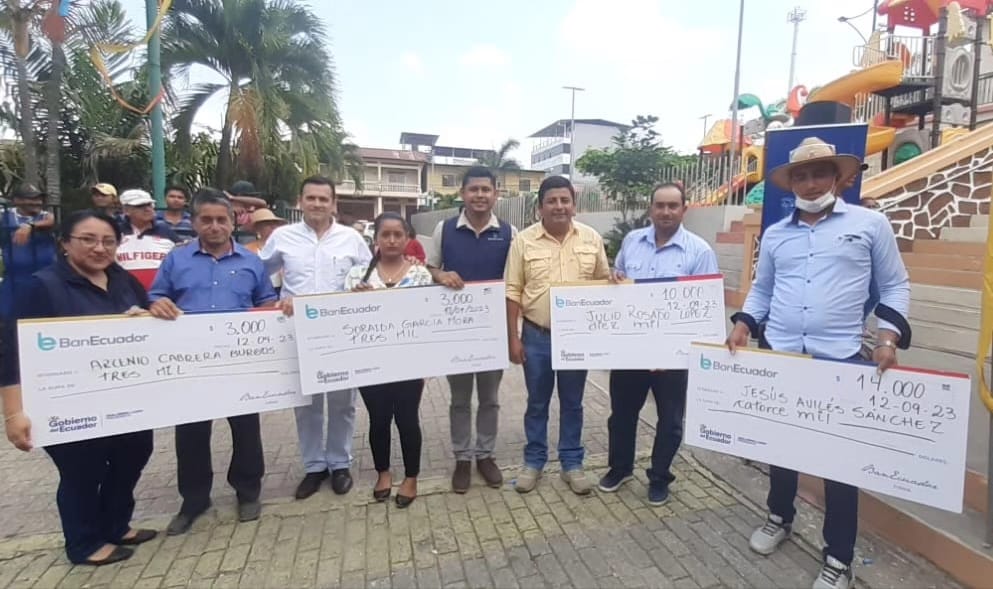 BanEcuadorBP's tweet photo. 📍#Colimes || 💼💡 Impulsando el desarrollo local. Autoridades de BanEcuador junto al Gobernador del #Guayas @ftabacchir entregaron cheques del #Crédito1x30 para fortalecer los negocios de sus habitantes. 🤝 

#NuestroTrabajoContinúa 💪🏼 https://t.co/qlT0TLaHk7