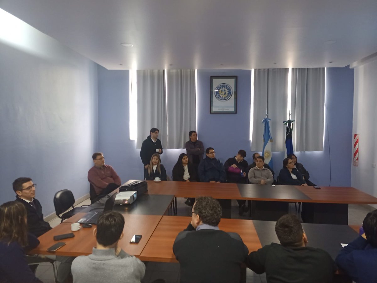 MartinIgnacioRN's tweet photo. Conversando de los riesgos en el ciberespacio con áreas técnicas de @policiarionegro 🌐💻 https://t.co/dKZZQhjOWI
