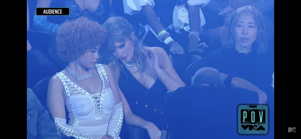 mhinata3's tweet photo. Photo time @icespicee_ &amp; @taylorswift13  #VMA https://t.co/gK7SzIQFr4