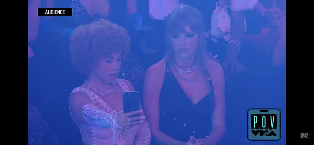 mhinata3's tweet photo. Photo time @icespicee_ &amp; @taylorswift13  #VMA https://t.co/gK7SzIQFr4