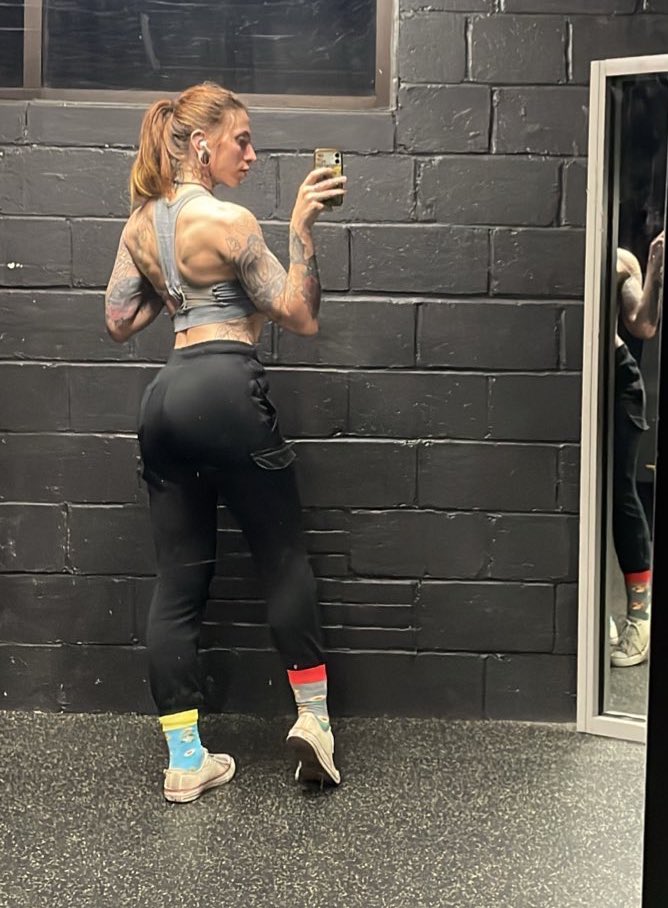themajoroni's tweet photo. Progress 💚
.
#gothgirl #altgirl #girlsthatcosplay #cosplayergirls #fitgirl #musclemommy #musclewoman #girlswithmuscle #fitness #powerlifter #powerliftingwomen #cancersurvivor #RedHeadedWoman #goths #gymgirl #gymgirls #gymmotivation #gymrat #gymprogress https://t.co/hRCH3lvcjp