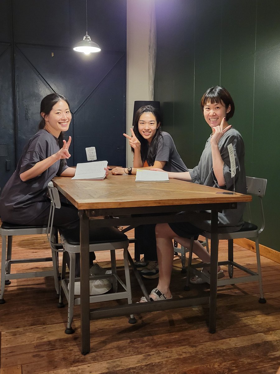 ささやカフェで、遅くにお茶して帰ろうとしたら、バッタリ😲‼️
ふじたなおみ企画が稽古の準備を始めたので
”えっ👀⁉️、カフェで公演するの⁉️”と驚いて、凄い‼️と思い
写真撮ったらピース✌️してくれた。
優しいCAST達で、何だか観たくなっちゃた👍️😆