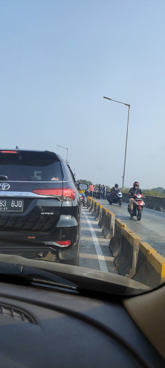 m1hlm's tweet photo. Kecelakaan di Flyover pesing @RadioElshinta @TMCPoldaMetro https://t.co/JMzYJubaql