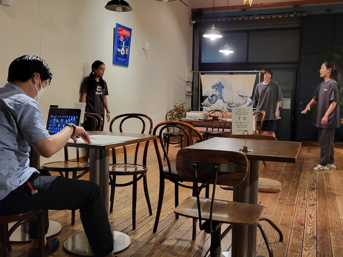 そしたら❗
稽古の風景も撮らしてもらっちゃた😁
LUCKY‼️✌️😉
なんて、太っ腹な劇団だ〰️😘
聞いたら【女友達】っていう演目だそうだ💡😲