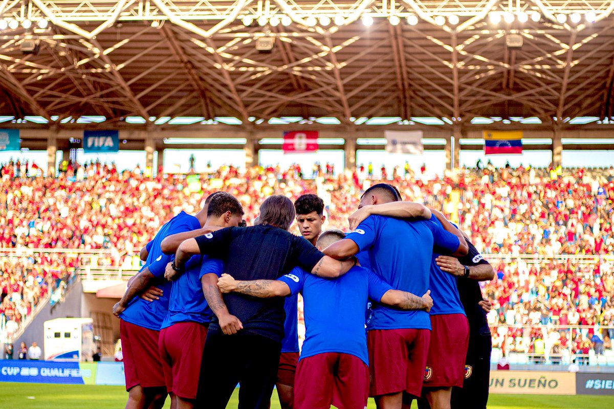 hcapriles's tweet photo. Esta noche nuestra selección nos encontró en la alegría de la victoria, de jugar en equipo y soñar en el futuro.

¡Venezuela es #vinotinto !
¡Venezuela es orgullo!
¡Viva Venezuela! https://t.co/zMj35AVVmy
