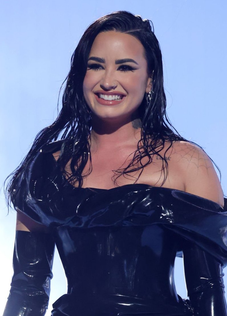 eitherwaydemi's tweet photo. DEMI WAS SO HAPPY, I'M GONNA CRY https://t.co/T0JgWtoGUQ