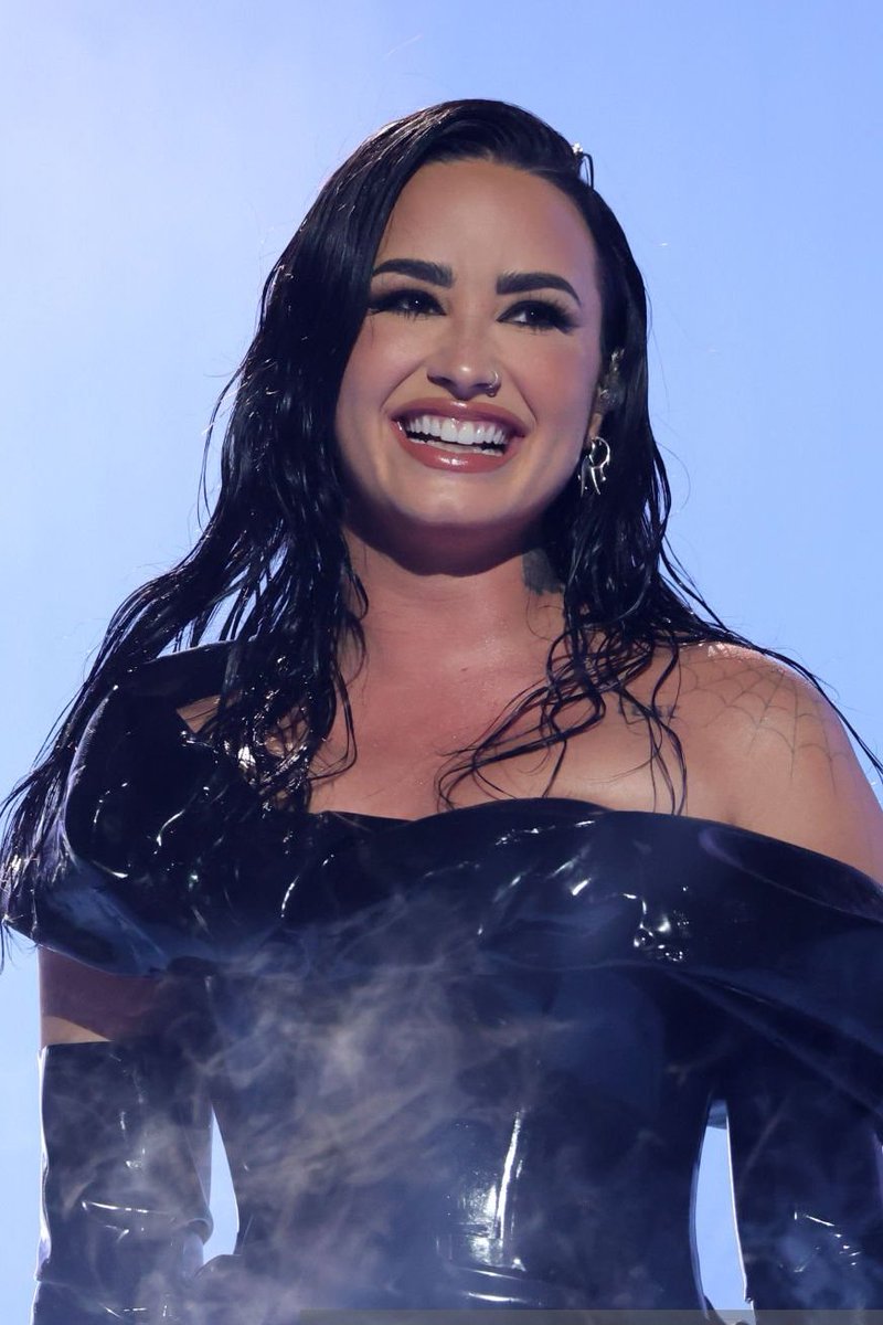 eitherwaydemi's tweet photo. DEMI WAS SO HAPPY, I'M GONNA CRY https://t.co/T0JgWtoGUQ