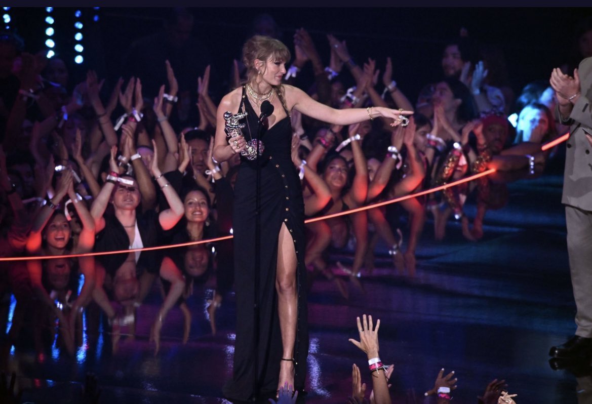 SwiftNYC's tweet photo. Taylor Swift onstage for speech for Best Pop Anti-Hero 😭 #VMAs https://t.co/XVCKAFqth9