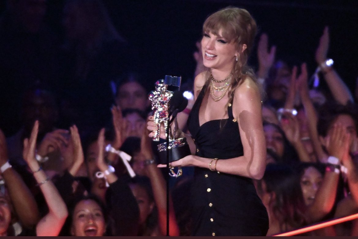 SwiftNYC's tweet photo. Taylor Swift onstage for speech for Best Pop Anti-Hero 😭 #VMAs https://t.co/XVCKAFqth9
