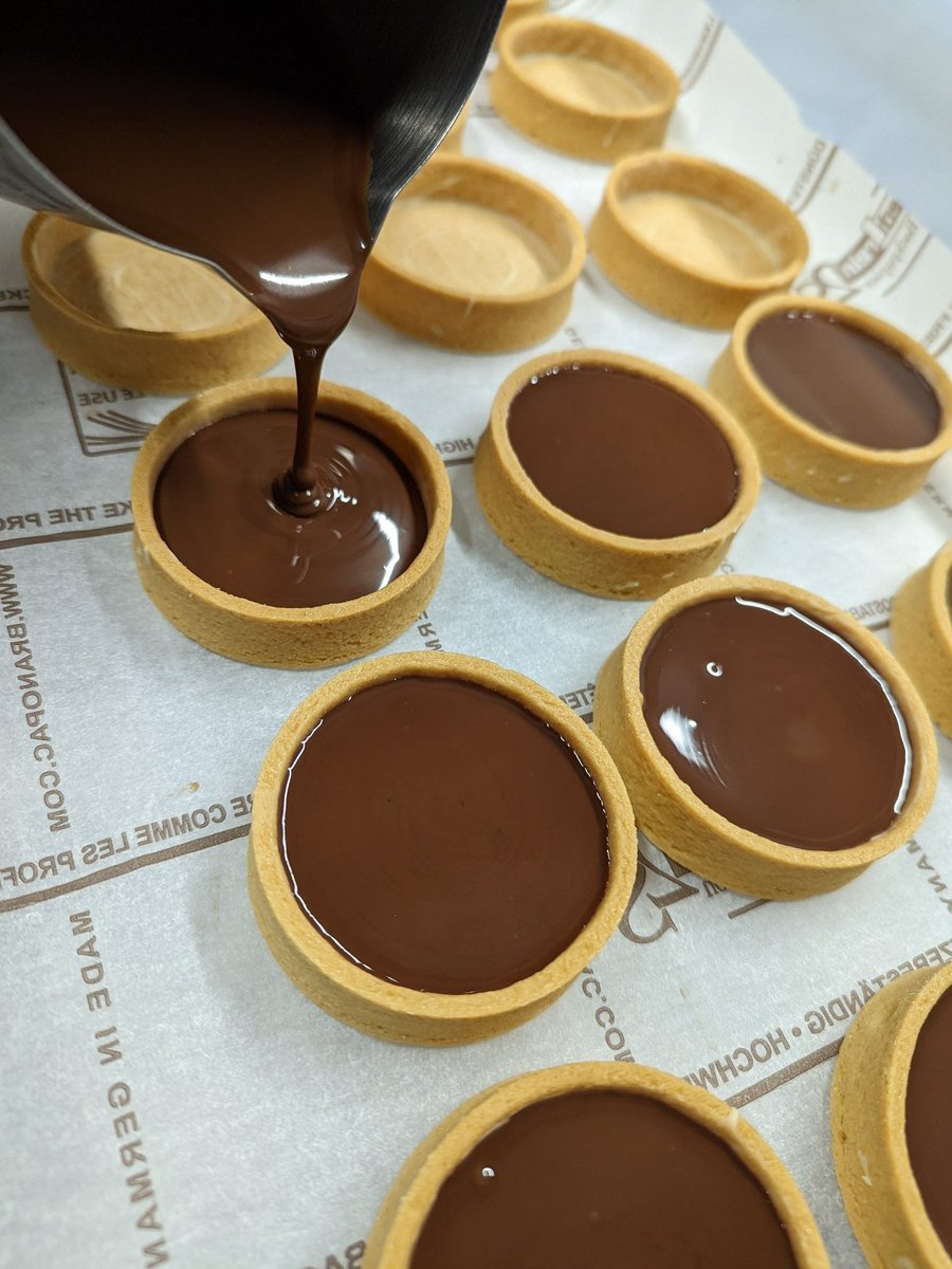 ✨🟤 Chocolate Tarte 🟤✨
〜チョコレートタルト〜

チョコレートケーキや
Chocolate Lava Cake with Gelatoに
次ぐ人気の商品です。

白金台店では、店内でケーキセット
（イートイン限定）を食べたあと、

お家にラバケーキとチョコレートタルトを
持ち帰りでご購入されるがとても多いです✨🟤✨