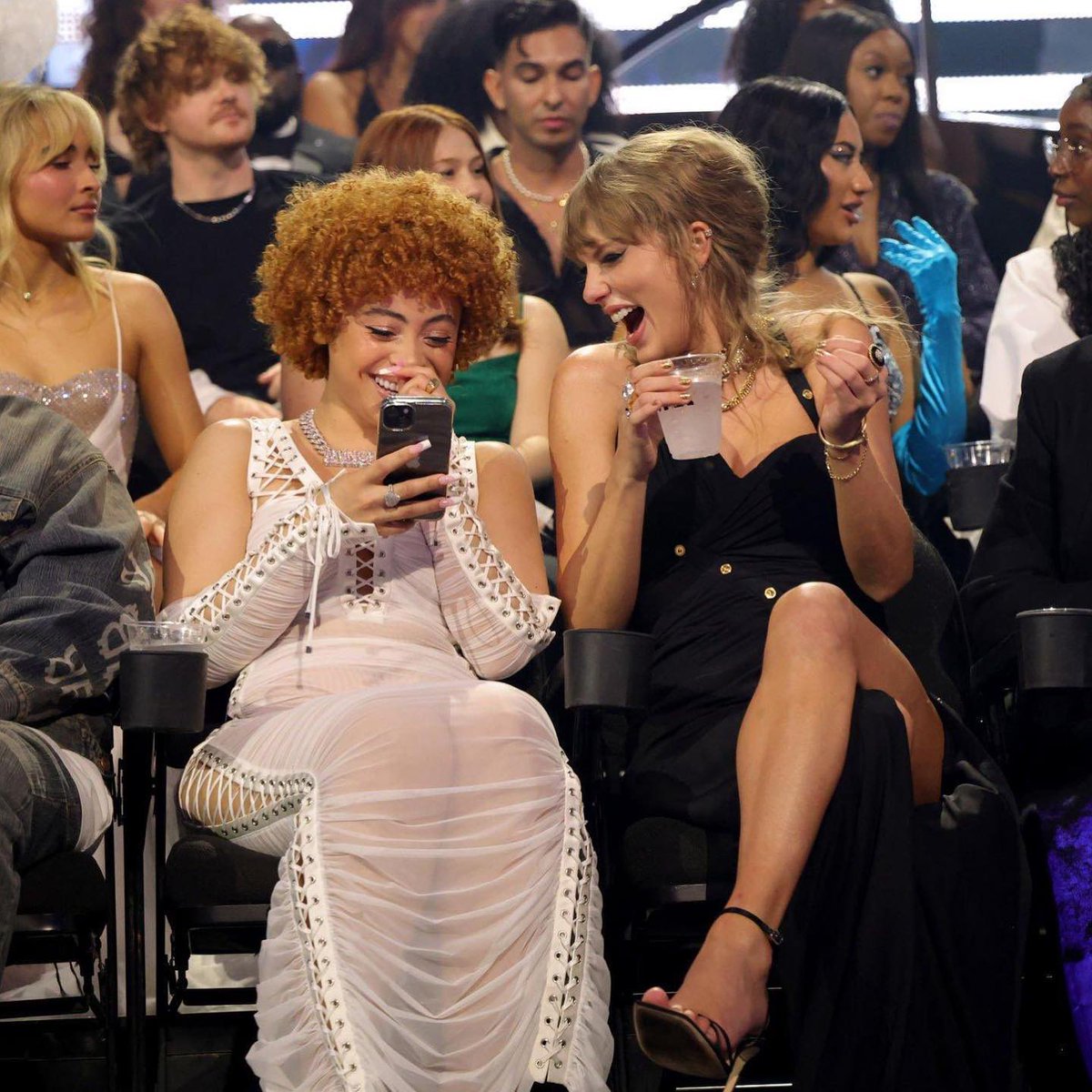 updateswiftbr's tweet photo. A fofoca tá rolando solta! 
#VMAs https://t.co/DwjFHOXGRW