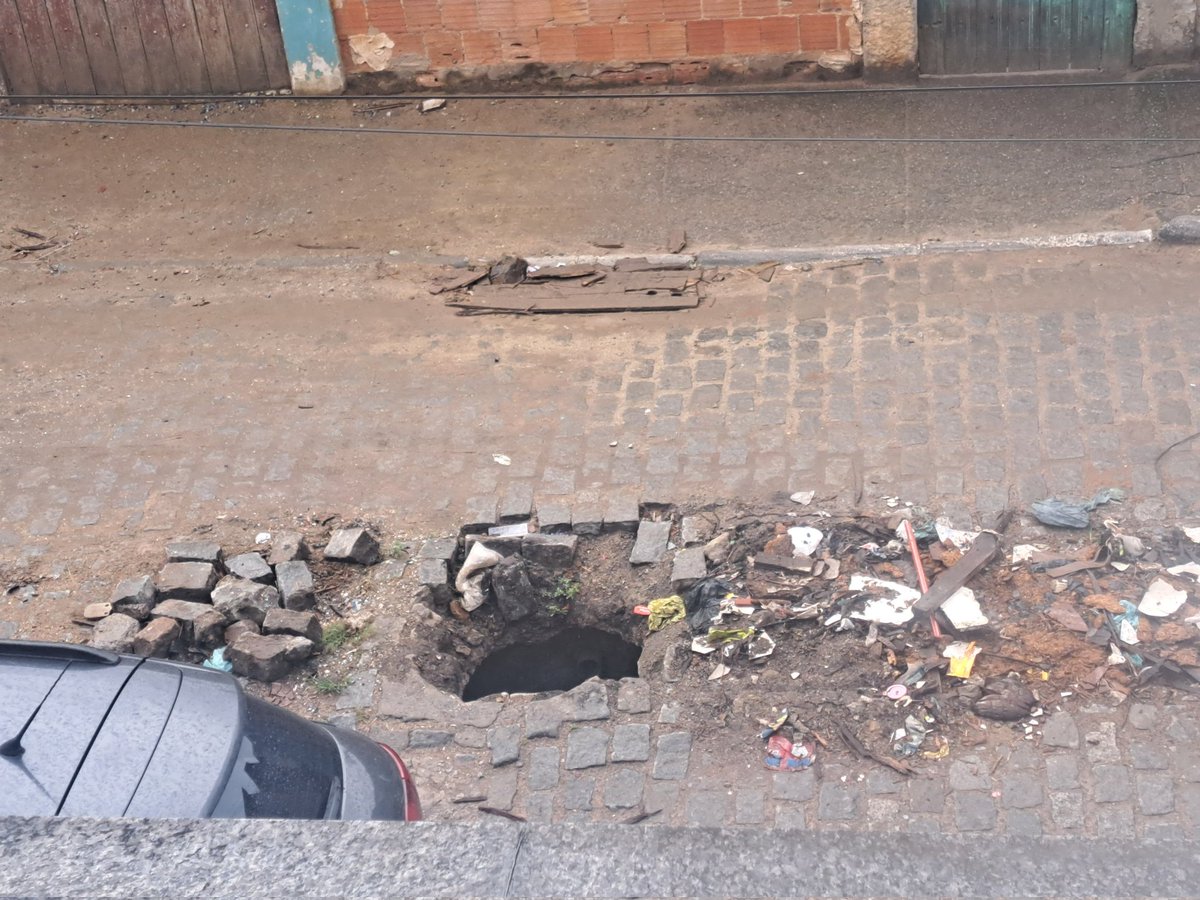 Prof_RRocha's tweet photo. @cabofriopref pedimos um help no Bairro Manoel Correia, tem um enorme buraco na Rua Cosme de Souza em frente ao número 17, precisamos de socorro para resolver essa situação, caixa de esgoto quebrada conforme a foto. Socorro!!! https://t.co/hUUGoeZVya