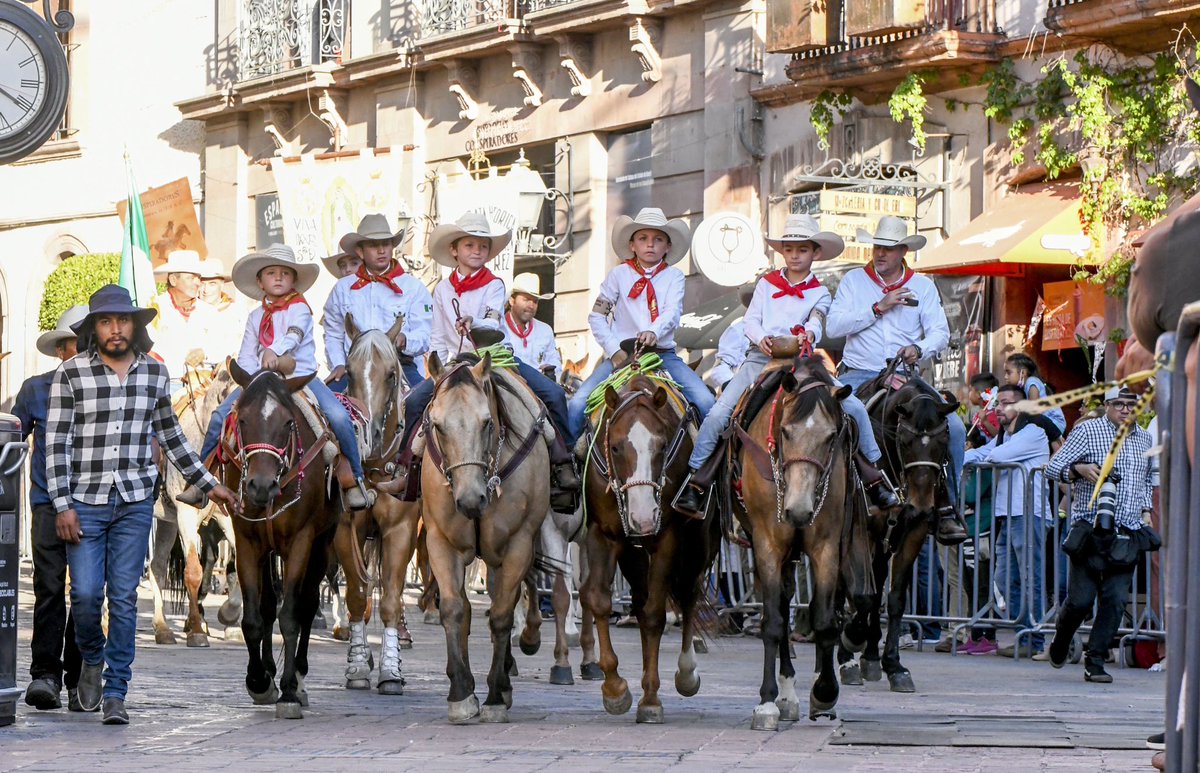 rogeliovegavm's tweet photo. Con la tradicional Cabalgata Histórica de la Conspiración, ¡oficialmente dan inicio los festejos patrios! 🇲🇽 Un año más acompañado por #BabySam 😎 https://t.co/2lNQjAc049