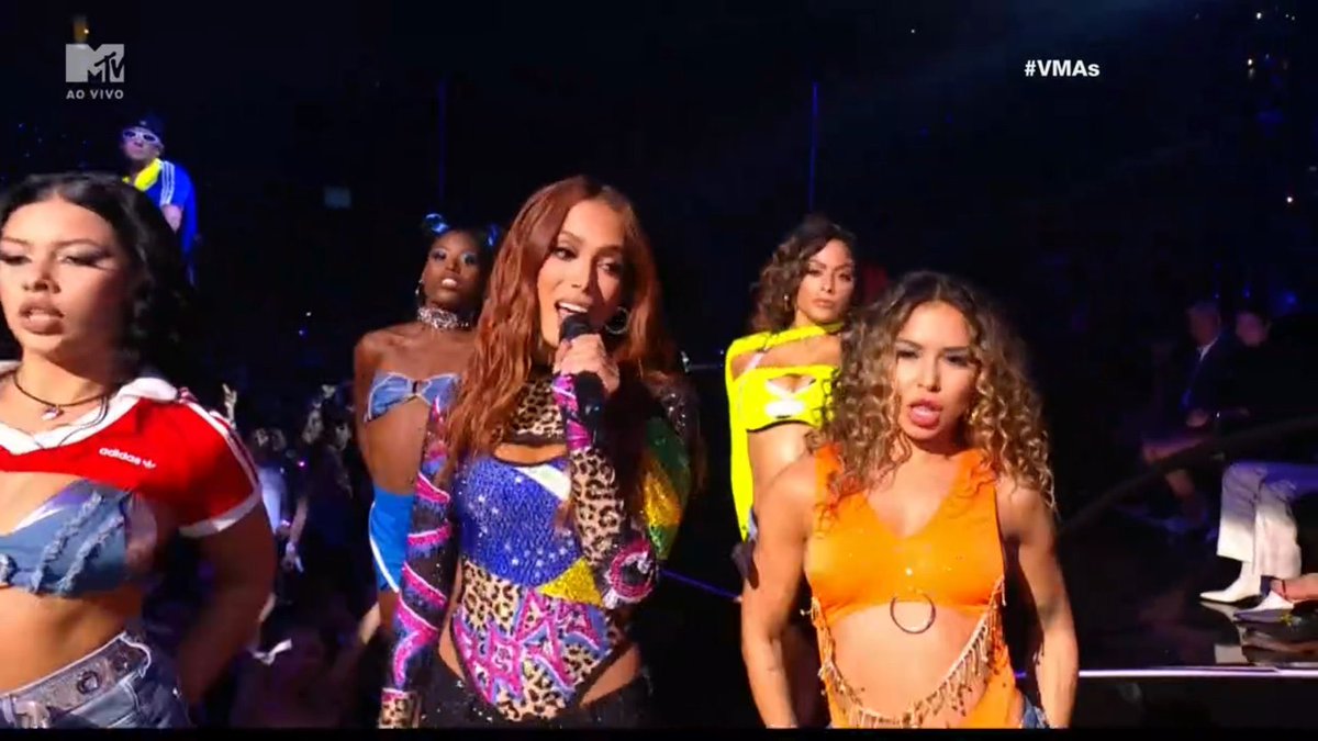 HugoGloss's tweet photo. Ela não cansa de fazer história! É do Brasil! @anitta #VMA https://t.co/UwI6E49n6P