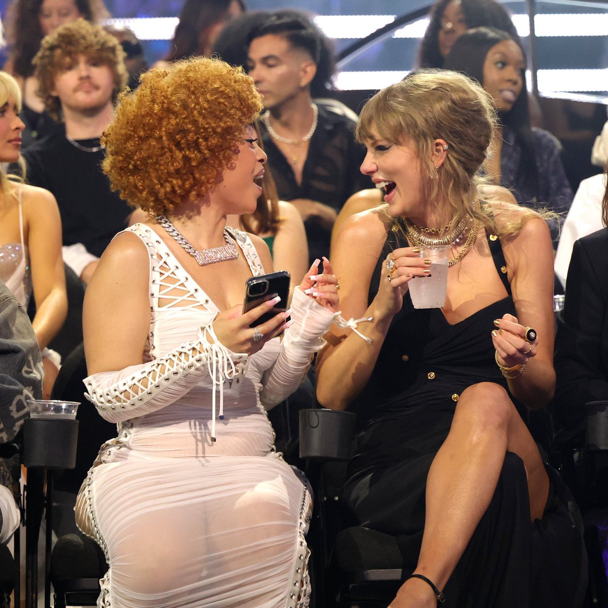 TSwiftNZ's tweet photo. 📸 | Taylor Swift and Ice Spice in the audience #VMA https://t.co/8lva926pQx