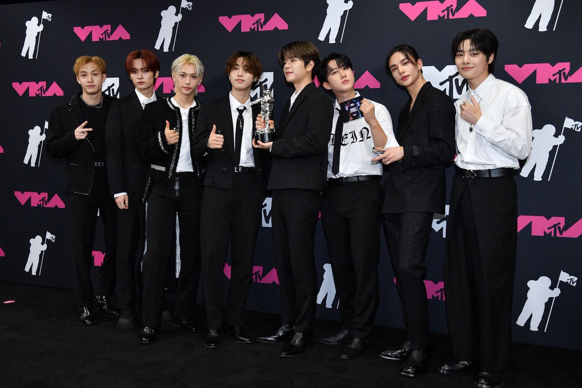 skzinfoespmx's tweet photo. Foto de Stray Kids con su premio en los VMAS https://t.co/JDEWpkSPR4