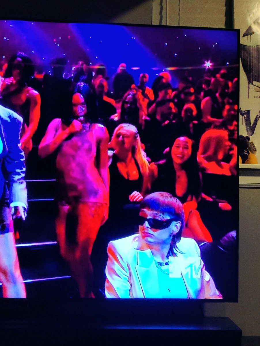 laitoroqe's tweet photo. I know that guy!! Doble P in da house!!! #2p #PesoPluma #MTVVMAs https://t.co/OeZhimicXh