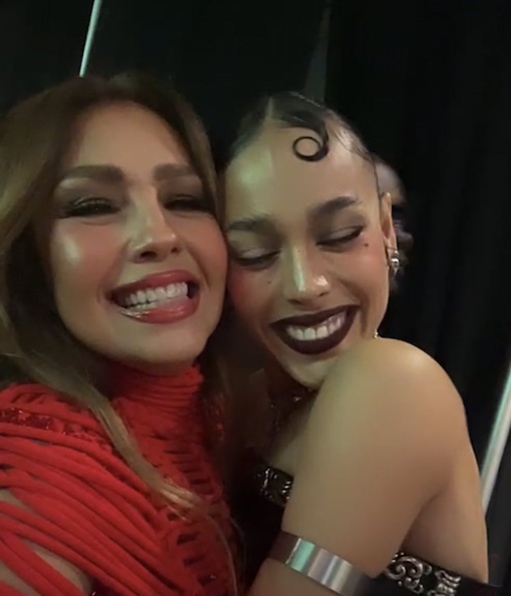 leonotas's tweet photo. .@thalia y @dannapaola juntas en los #VMAs #VMA #MTVVMAs https://t.co/ljDLNEGRSf