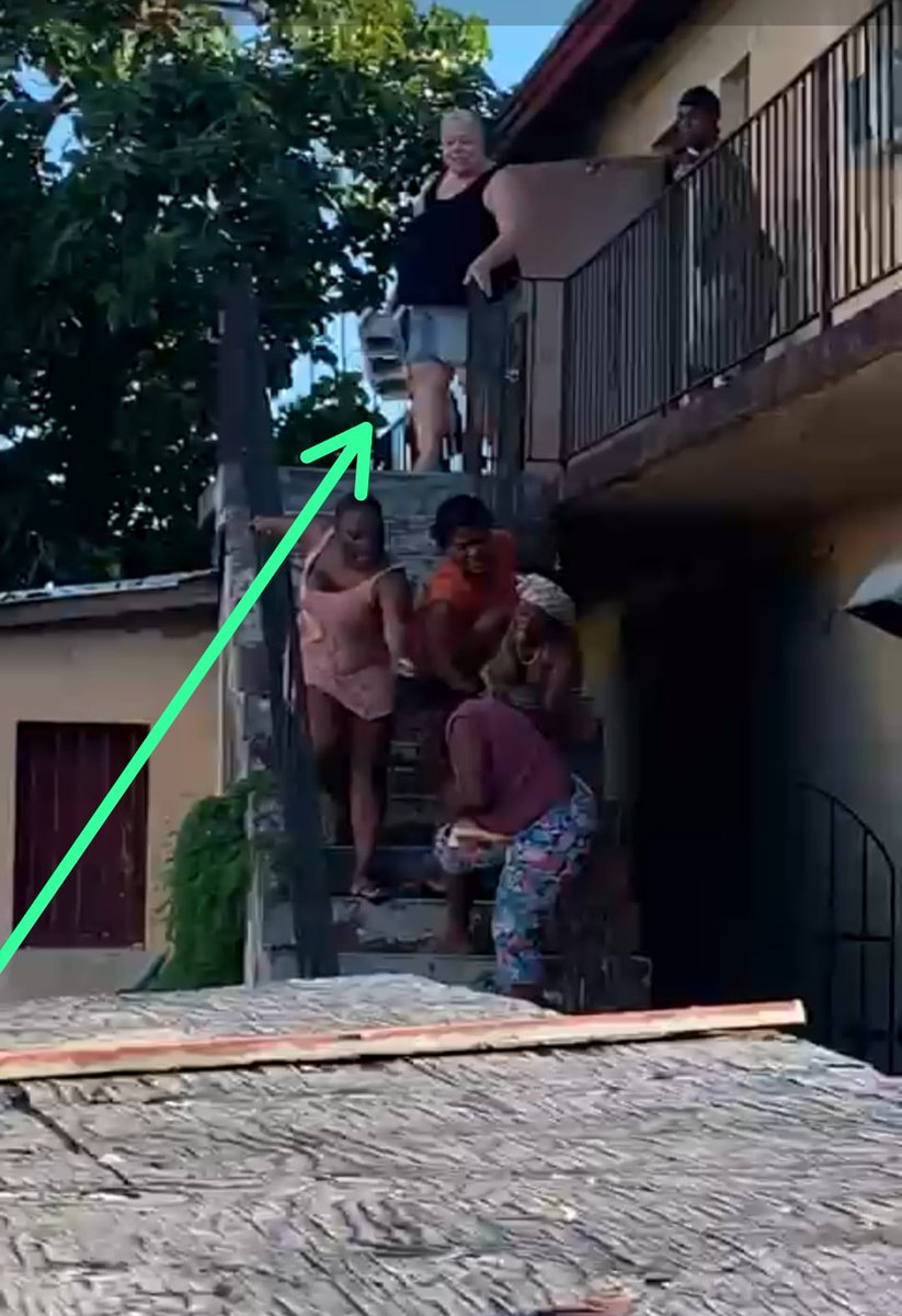 shares_d's tweet image. Podoleo Street. Wife catch husband driving with sweetheart. Wife ram the husband car.