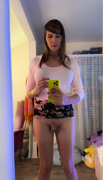 short skirt + no panties kinda day https://t.co/myENnbpA9n