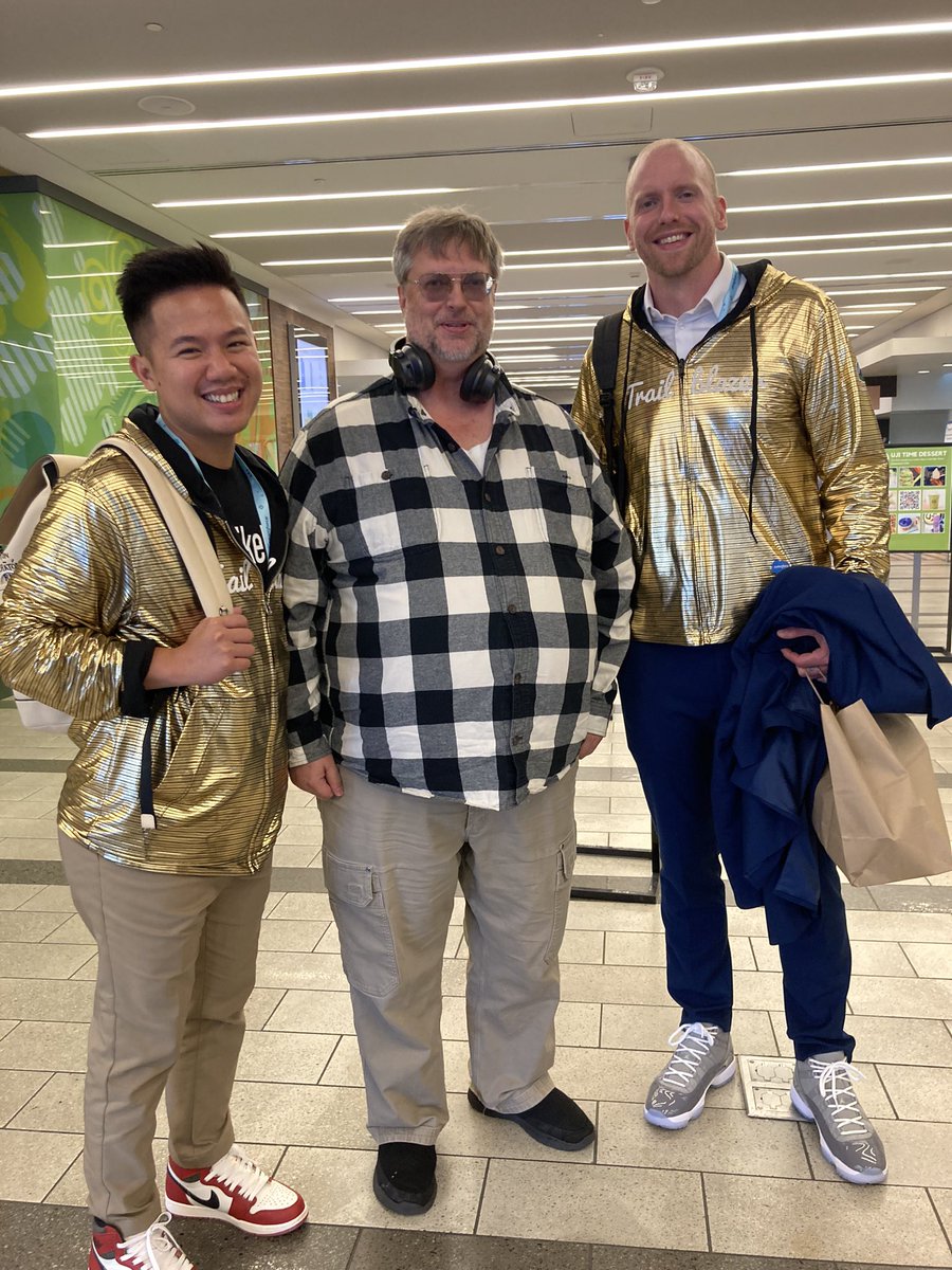 BgBn3__c's tweet photo. My friend @evandecker has received a #GoldenHoodie ! Now, with @SFTonyN , we can complete a Golden Double Stuff Oreo ! #MNRepresent https://t.co/4ZaFsXoNyp