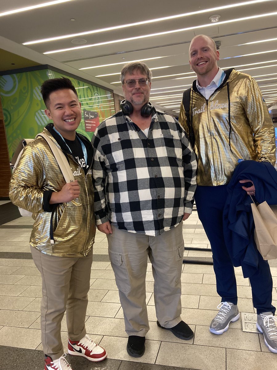 BgBn3__c's tweet photo. My friend @evandecker has received a #GoldenHoodie ! Now, with @SFTonyN , we can complete a Golden Double Stuff Oreo ! #MNRepresent https://t.co/4ZaFsXoNyp
