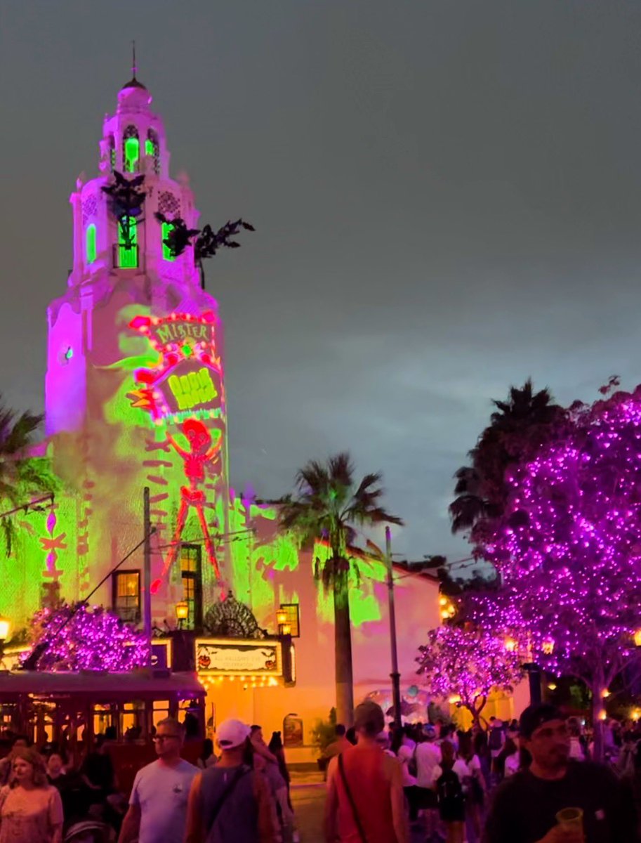 Spooky szn at Disney is definitely my fave 🧡👻🎃